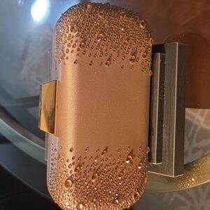 Clutch with cross body chains